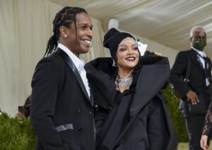 Photos : Rihanna annonce sa troisième grossesse au Met Gala 2025