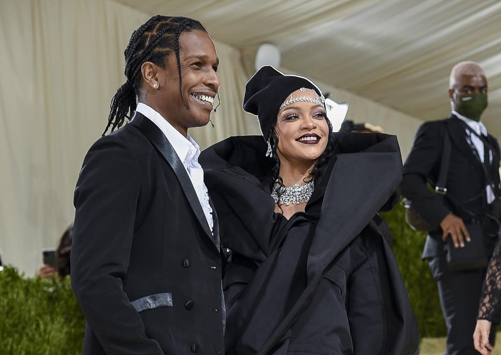 Photos : Rihanna annonce sa troisième grossesse au Met Gala 2025