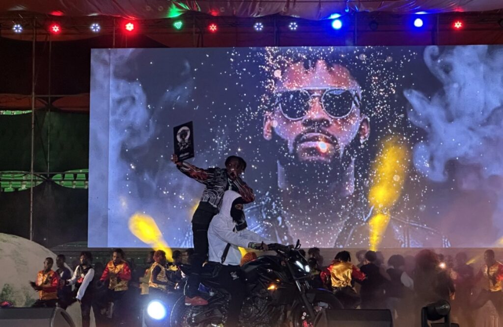 Côte d'Ivoire : Didi B fait vibrer le stade Felix Houphouët-Boigny et rend hommage à Dj Arafat