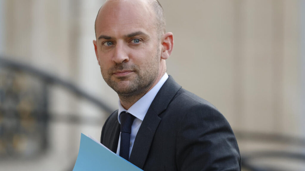 L'Algérie a décidé d'expulser de nouveaux fonctionnaires français, provoquant une réaction immédiate de la part de Paris. Le ministre français des Affaires étrangères, Jean-Noël Barrot, a qualifié cette décision d’« incompréhensible » et de « brutale », affirmant que la France répondra de manière « ferme et proportionnée ».