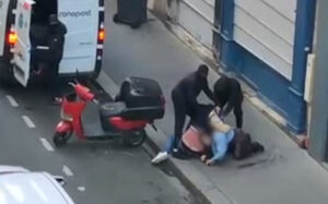 Vidéo : Une femme échappe de justesse à une tentative d'enlèvement à Paris