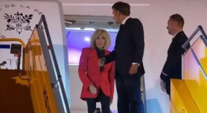 Macron giflé par Brigitte : Un lecteur labial révèle ce que le couple présidentiel se disait sur le tarmac