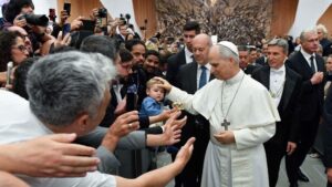 Vatican : Léon XIV anti-LGBT ? Ce geste du pape fait débat