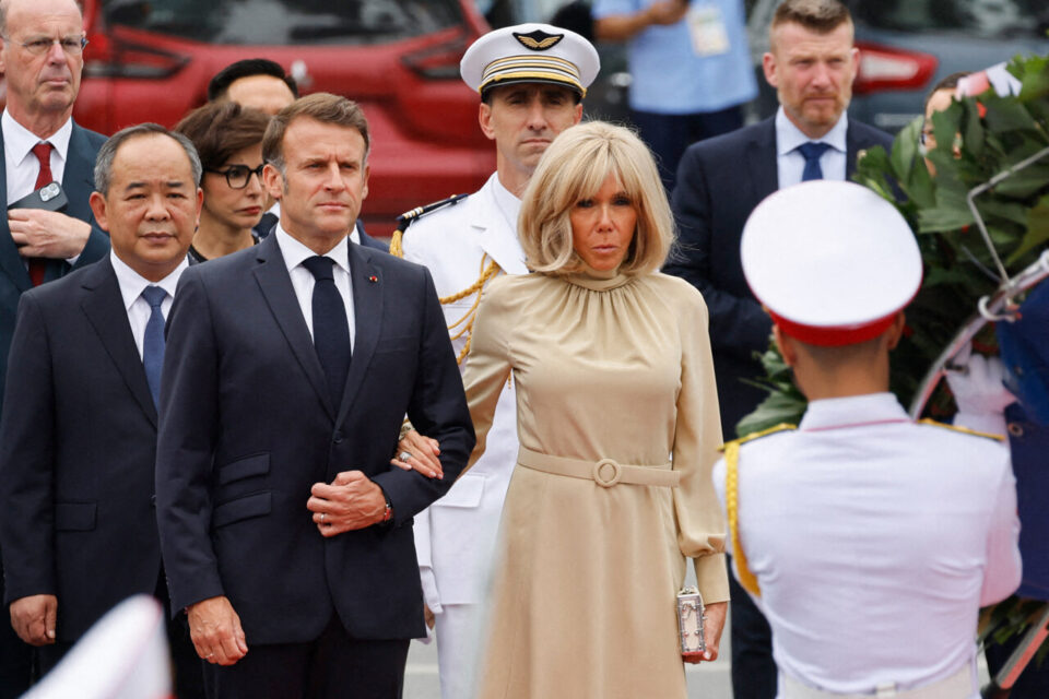 "Depuis des semaines, il y a...", Macron se prononce sur la gifle de Brigitte Macron