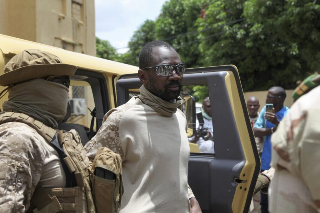 Tensions au Mali : Assimi Goïta annonce la suspension de tous les partis politiques