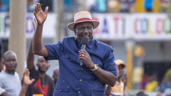 Kenya : Un manifestant tente de frapper le président Ruto avec une chaussure (vidéo)