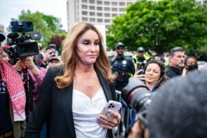 Caitlyn Jenner fuit Israël après des tirs de missiles !