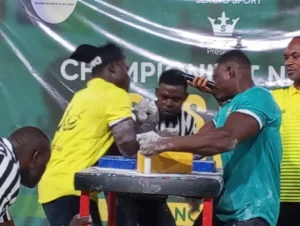 Le Togo a un nouveau super champion national de bras de fer
