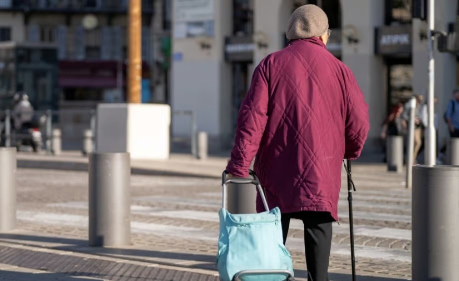 France : Une mamie de 82 ans vide ses comptes bancaires pour rejoindre un jeune en Afrique