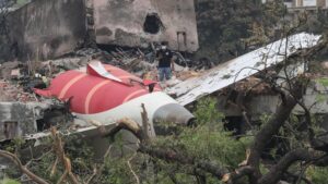 Crash d'avion en Inde : Le pilote aurait sauvé des vies avant l'accident tragique