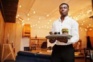 Un restaurant recrute des serveurs (H/F)