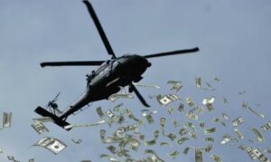 VIDEO : un hélicoptère fait pleuvoir des billets de banque en pleine rue