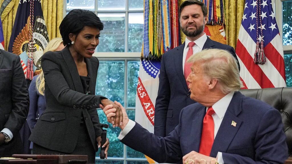 "Tu es magnifique", Donald Trump flirte avec une journaliste en pleine réunion à la Maison-Blanche