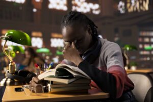 FC Barcelone : « Inacceptable »… Une plainte contre Lamine Yamal pour avoir embauché des nains pour son anniversaire ? Sale histoire•Pour fêter ses 18 ans, Lamine Yamal n’a rien trouvé de mieux que de faire venir des personnes atteintes de nanisme Lamine Yamal lors de la finale de la Ligue des nations. Lamine Yamal lors de la finale de la Ligue des nations. - Joaquim Ferreira/DPA/SIPA 17 0 Antoine Huot de Saint Albin A.H. Publié le 14/07/2025 à 12h04 • Mis à jour le 14/07/2025 à 12h04 Lamine Yamal se souviendra sûrement longtemps de ses 18 ans. Mais pas forcément pour la bonne cause. Le petit prodige barcelonais, qui a fêté son arrivée dans le monde adulte ce week-end, pourrait être poursuivi par les autorités pour avoir fait venir à son anniversaire des personnes atteintes de nanisme comme « divertissement ». Une action dénoncée expressément par l’Adee (association des personnes atteintes d’achondroplasie et autres dysplasies squelettiques). Dans un communiqué publié dimanche, l’organisme « condamne et dénonce publiquement l’embauche de personnes atteintes de nanisme pour l’animation de la récente fête du 18e anniversaire du footballeur Lamine Yamal » et annonce qu’elle engagera des actions juridiques et sociales pour préserver la dignité des personnes handicapées afin que de tels actes ne se reproduisent plus. « Les dommages sont importants » « Il est inacceptable qu’au XXIe siècle, des personnes atteintes de nanisme continuent d’être utilisées comme divertissement lors de fêtes privées, et c’est encore plus grave lorsque ces incidents impliquent des personnalités publiques comme Lamine Yamal », explique la présidente de l’Adee Carolina Puente dans le communiqué. « Lorsqu’une personne influente participe à ce type de situations, les dommages sont encore plus importants, car cela transmet à la société, et notamment aux jeunes, l’idée que la discrimination est acceptable, ajoute la dirigeante espagnole. Nous devons éradiquer l’objectification de la différence et éduquer les gens au respect et à l’équité. »