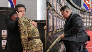 Corée du Nord : à genoux, Kim Jong-un pleure ses soldats morts sur le front ukrainien