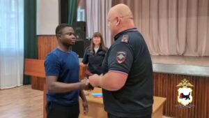 Un Togolais obtient la nationalité russe après son service militaire dans le Donbass