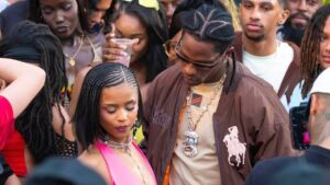 PHOTOS : un tournage de Travis Scott et Tyla perturbé par un homme armé d'un couteau