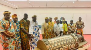 Côte d’Ivoire : le tambour sacré Djidji Ayôkwè bientôt restitué par la France