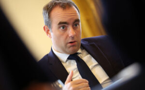 France : le Premier ministre visé par une plainte pour avoir menti sur son diplôme