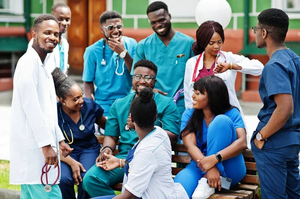 Un hôpital recrute : infirmier, médecins, comptable, secrétaire, sage-femme, chauffeur et agent d’entretien (09 posts) – H/F