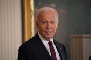 Etats-Unis : Joe Biden aperçu avec une énorme cicatrice à la tête