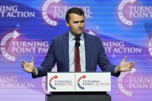Mort de Charlie Kirk : qui était l’influenceur trumpiste tué par balles ?
