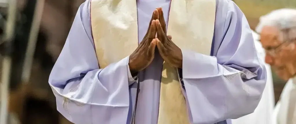 Scandale : un prêtre surpris torse nu avec la fiancée d'un paroissien sous le lavabo de sa salle de bain