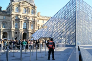 France / Vol au musée du Louvre : cinq nouvelles arrestations dont celle du suspect principal