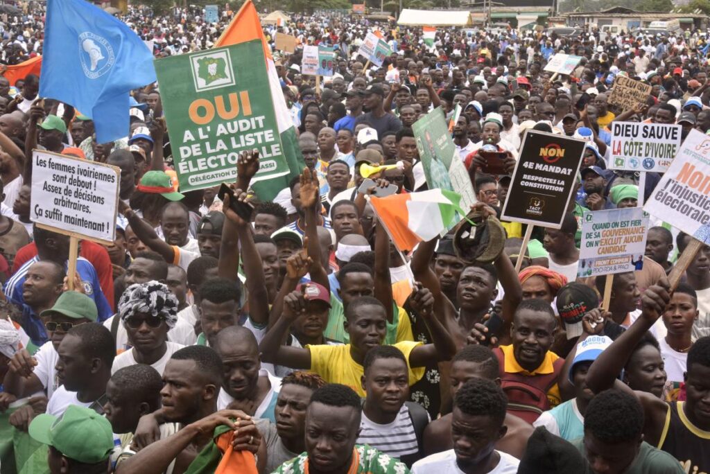 Tensions en Côte d'Ivoire : les manifestations interdites pendant deux mois