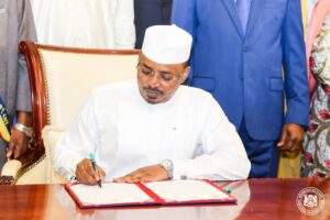 Tchad : vers une présidence à durée illimitée ? le président Mahamat Déby promulgue la nouvelle Constitution