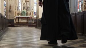 Scandale : un prêtre démissionne après des accusations de relation tarifée avec une mineure