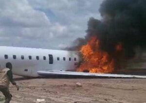 RDC : un avion prend feu avec une délégation du ministère des mines à bord (video)