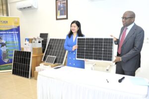 Togo : La Chine fait don de 3 900 kits solaires pour électrifier les zones rurales