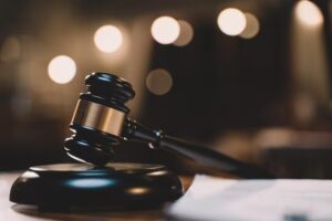 Une influenceuse condamnée à verser des millions à l’ex-femme de son mari pour avoir détruit leur mariage