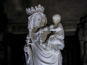 Un tableau de la Vierge Marie retrouvé intact après l’incendie d’une maison