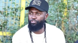Emmanuel Adebayor : "Il faut te préparer avant d’arriver dans le Nid des Éperviers"