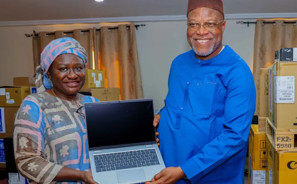 Le gouvernorat des Savanes reçoit un important don informatique