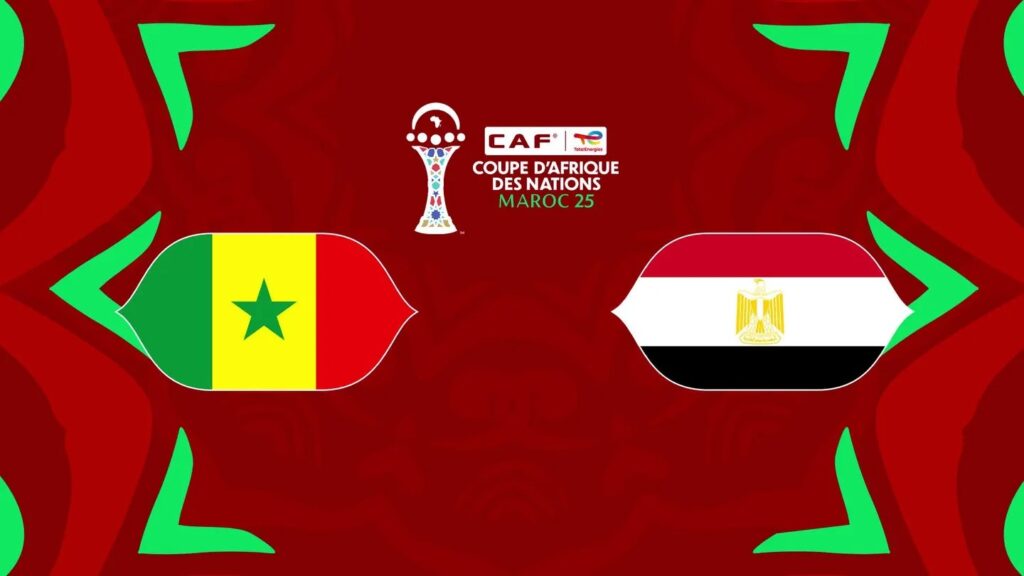 Sénégal - Égypte, ce choc des demi-finales de la CAN 2025 a des allures de classique. Ce mercredi 14 janvier à Tanger, le Sénégal, tenant du titre et champion en 2021, affronte l'Égypte, nation la plus titrée du continent (7 victoires). Cette rencontre est bien plus qu'un simple match à élimination directe : c'est l'affrontement de deux géants dont la rivalité s'écrit depuis près de quarante ans sur la scène continentale. Sénégal - Égypte : historique serré L'histoire entre les deux sélections en CAN est d'un équilibre parfait. En cinq confrontations précédentes dans la compétition, le bilan est d'une égalité parfaite : 2 victoires partout et 1 match nul. Une statistique glaçante plane sur ce duel : chaque fois que l'une a éliminé l'autre en phase à élimination directe, elle a remporté le trophée. L'Égypte en a fait les frais en 2021 (finale) et le Sénégal en 2006 (demi-finale). La « loi » historique veut donc que le vainqueur de cette demi-finale soit grand favori pour le titre dimanche. Le duel des anciens coéquipiers : Mané vs. Salah, au-delà du Liverpool Le match within the match opposera deux anciens complices de Liverpool, désormais porte-étendards de leurs nations : Sadio Mané et Mohamed Salah. Sadio Mané a souvent eu l'ascendant dans ce duel inter-national, ayant marqué et remporté la finale 2021 aux tirs au but. Mohamed Salah, malgré son statut, n'a jamais margé contre le Sénégal en cinq confrontations. Sa quête de premier titre continental et sa revanche personnelle ajoutent une couche psychologique intense à la rencontre. Série invaincue contre statistique imparable Les deux équipes arrivent avec des arguments impressionnants : Le Sénégal est invaincu depuis 16 matchs en CAN, une série qui illustre sa régularité et sa solidité. L'Égypte, elle, est une machine à demi-finales : elle est toujours allée en finale lorsqu'elle a atteint ce stade depuis 1984, soit 9 finales pour 13 demi-finales jouées ces 40 dernières années. Avec un historique aussi serré, des enjeux titanesques et un duel d'icônes en son cœur, cette demi-finale promet d'écrire un nouveau chapitre palpitant dans l'une des rivalités les plus prestigieuses du football africain.