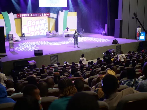 « Bonne année 2026 » : un spectacle de CDK Group réussi au profit des nouveau-nés 1 3 11zon