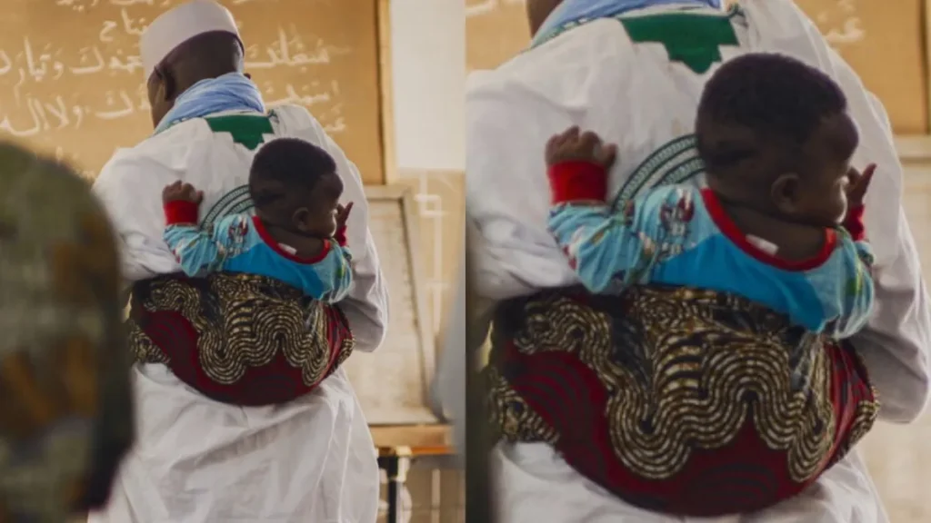 Togo : Un imam dirige la prière avec son bébé dans le dos