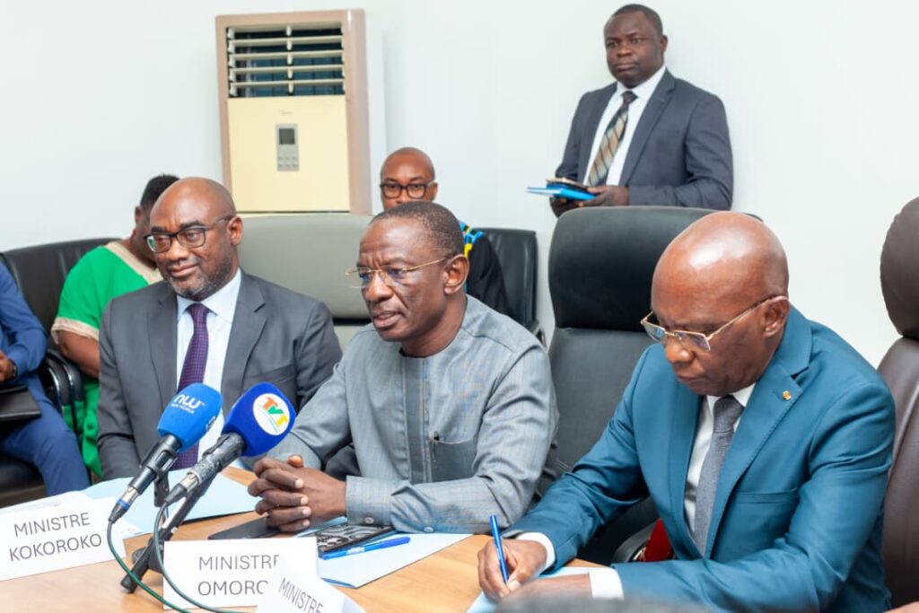 Togo : le ministre Mama Omorou maintient 300 enseignants en poste malgré leur départ à la retraite