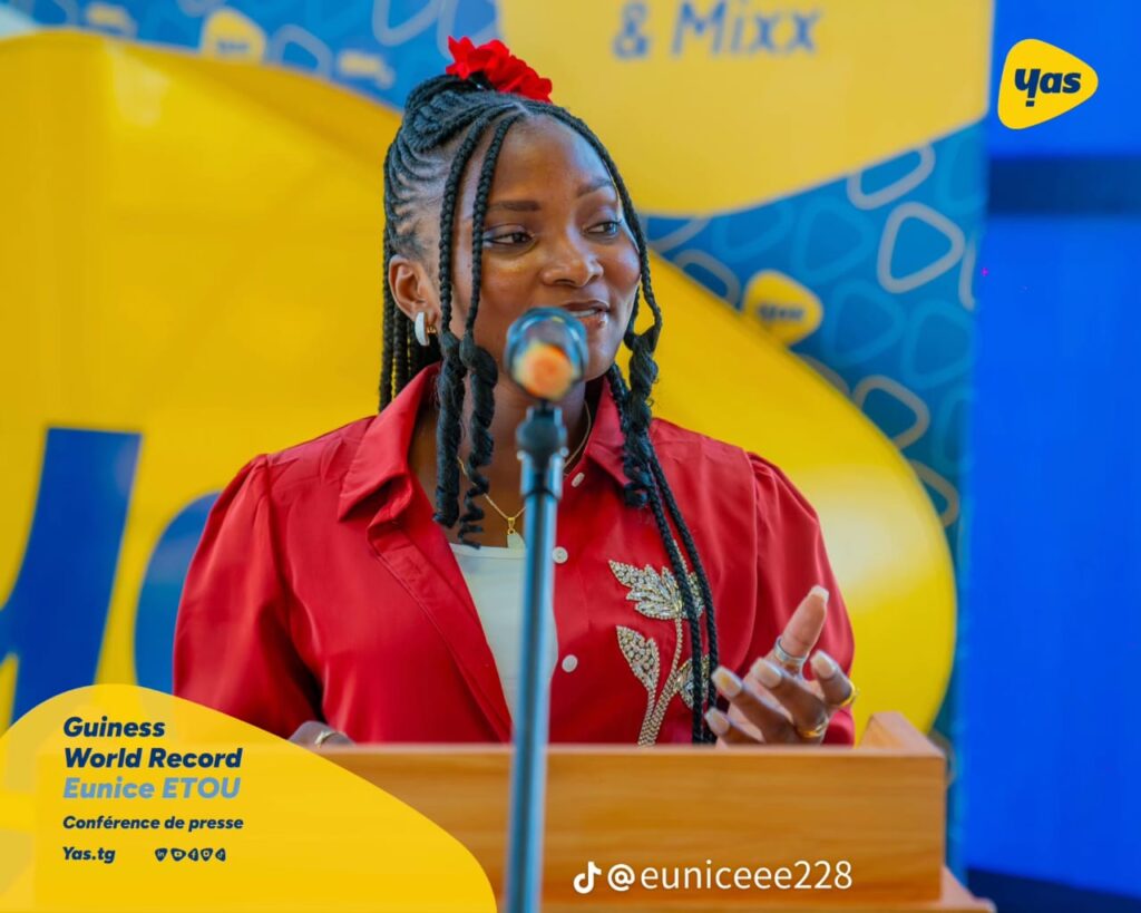 Record mondial à Lomé : Eunice Etou entre dans l’histoire avec un marathon de tressage de 32 heures 1 WhatsApp Image 2026 01 05 at 1.32.09 PM