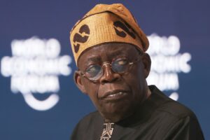VIDEO : le président nigérian Bola Tinubu trébuche lors de la cérémonie en Turquie