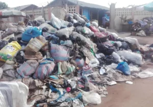 Dépôts sauvages à Lomé : l’ANASAP lance une ligne WhatsApp pour dénoncer