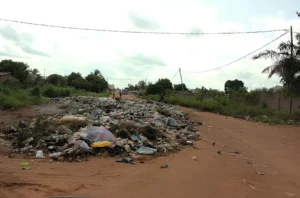 Insalubrité à Lomé : Comment signaler un dépôt sauvage via WhatsApp ?