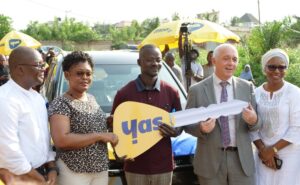 Yas Togo et l'heureux gagnant de la Kia Carens