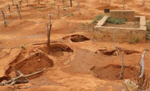 Horreur dans les cimetières de Lomé : des tombes profanées, des crânes déposés devant des maisons