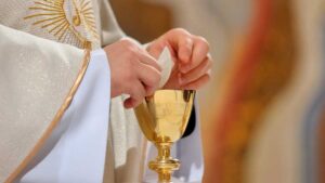 Drame : un prêtre catholique s'effondre et meurt en pleine messe