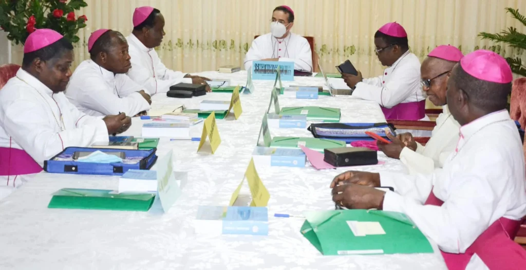 Plus de messes à la maison : l'Église catholique remet de l'ordre dans ses célébrations