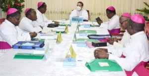 Plus de messes à la maison : l'Église catholique remet de l'ordre dans ses célébrations